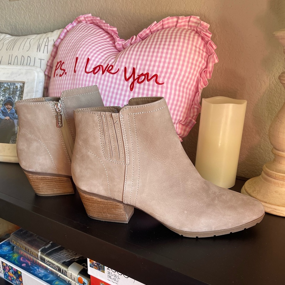 Blondo Valli Waterproof Suede Bootie in Sand!